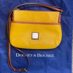 DOONEY AND BURKE pebble grain Crossbody 😍